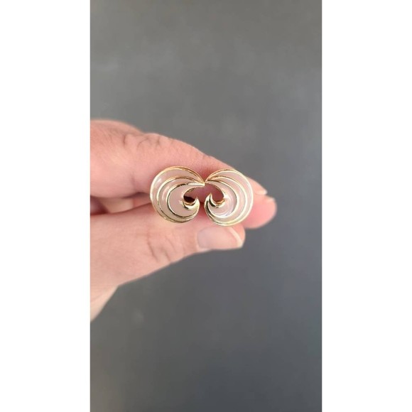 Beige and Gold Enamel Swirl Clip-on Earrings - Picture 3 of 10